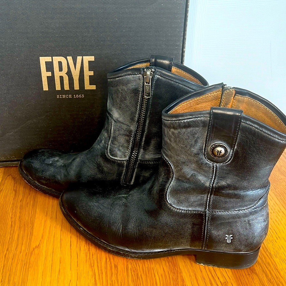 DESIGNER FRYE Melissa Button Short Boots